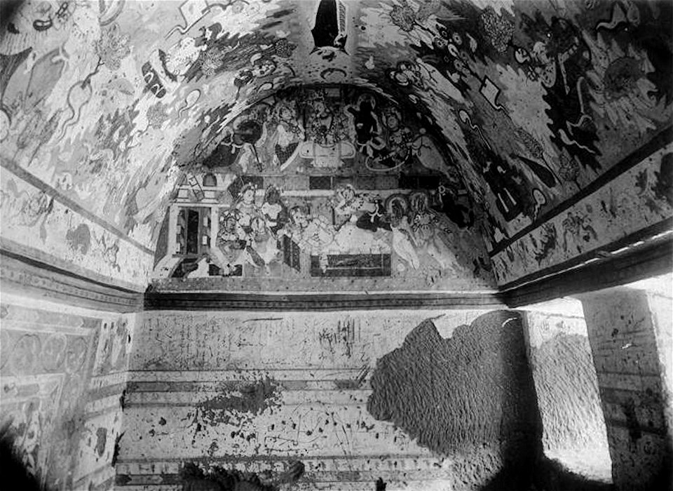 Cave 118, right wall