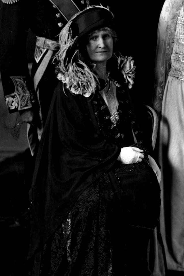 Cecilia Bowes-Lyon from wedding portrait of Duke and Duchess of York (cropped)