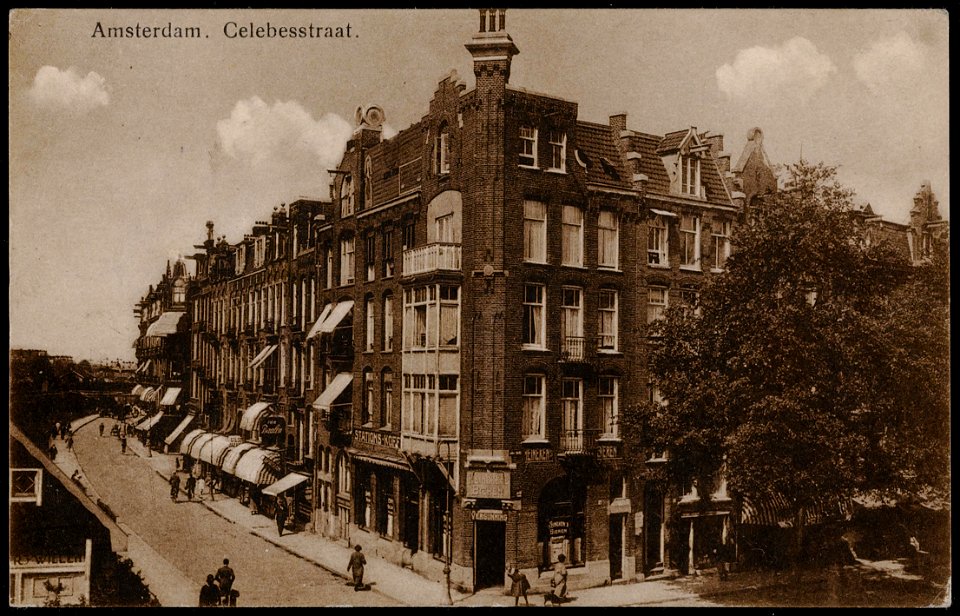 Celebesstraat met rechts de Javastraat. Uitgave N.V. Luxe Papierwarenhandel v.h. Roukes & Erhart, Baarn, Afb PRKBB00336000005