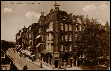 Celebesstraat met rechts de Javastraat. Uitgave N.V. Luxe Papierwarenhandel v.h. Roukes & Erhart, Baarn, Afb PRKBB00336000005