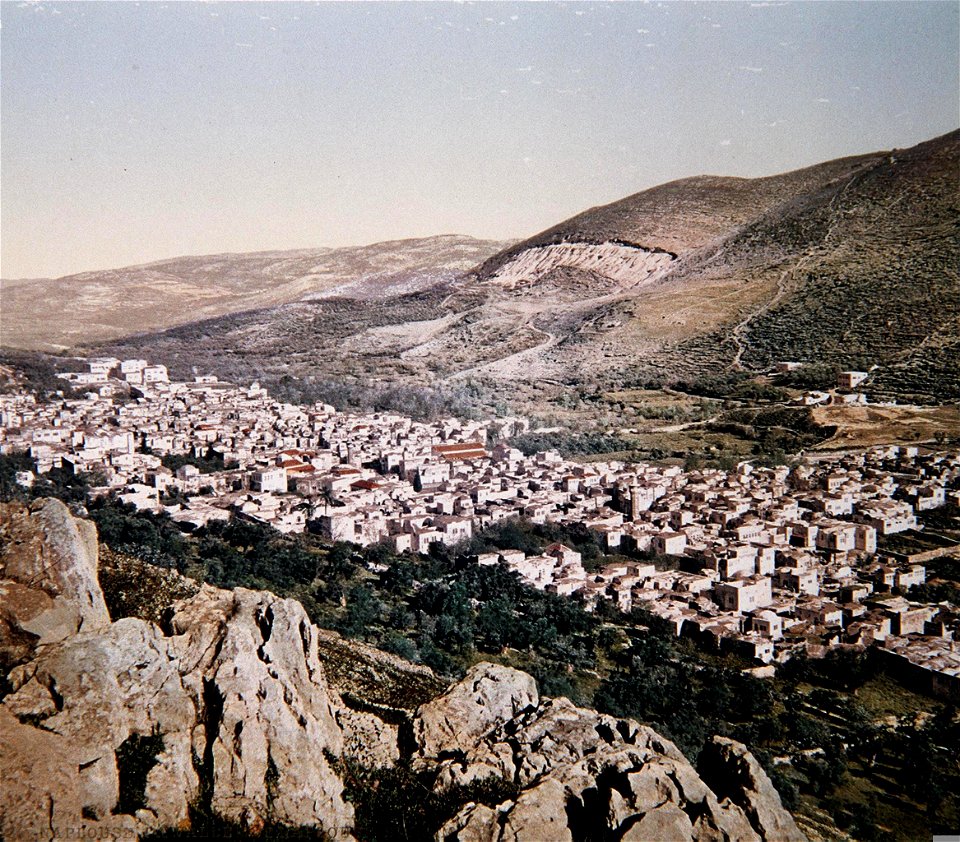 COLOR PHOTO FROM THE LATE 19TH CENTURY TAKEN BY FRENCH PHOTOGRAPHER, BONFILS. צילום צבע מסוף המאה ה19 של הצלם הצרפתי בונפיס.
