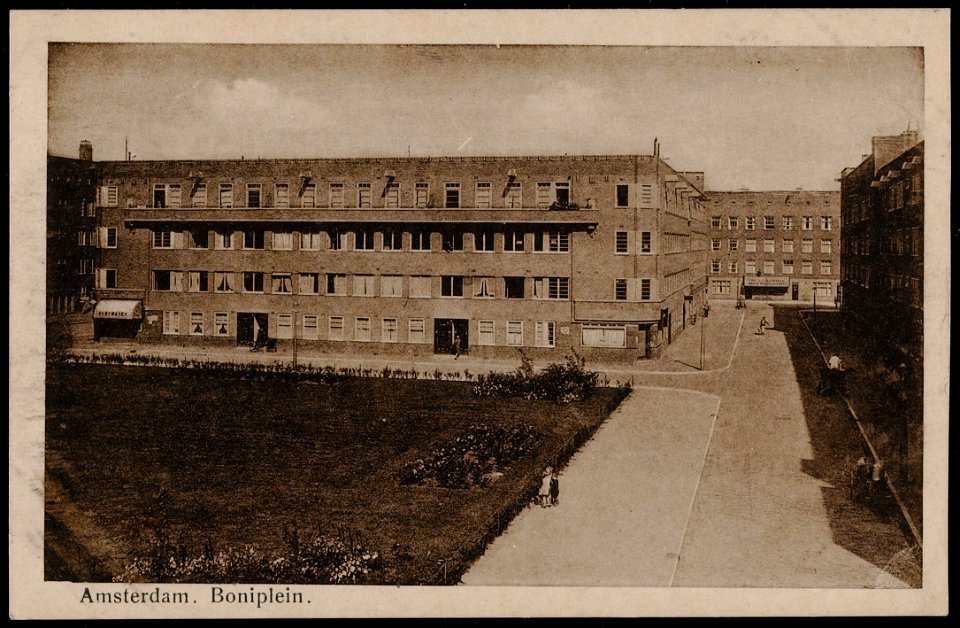 Boniplein met rechts de Perlakstraat. Uitgave N.V. Luxe Papierwarenhandel v.h. Roukes & Erhart, Baarn, Afb PRKBB00333000003