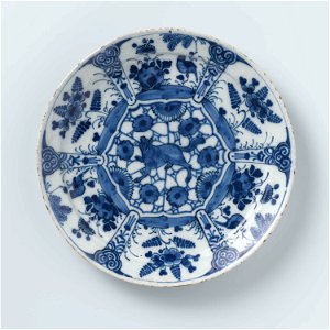 Bord van blauw en wit Delfts aardewerk, versierd met planten en vogels en een grommende wolf of vos in het midden