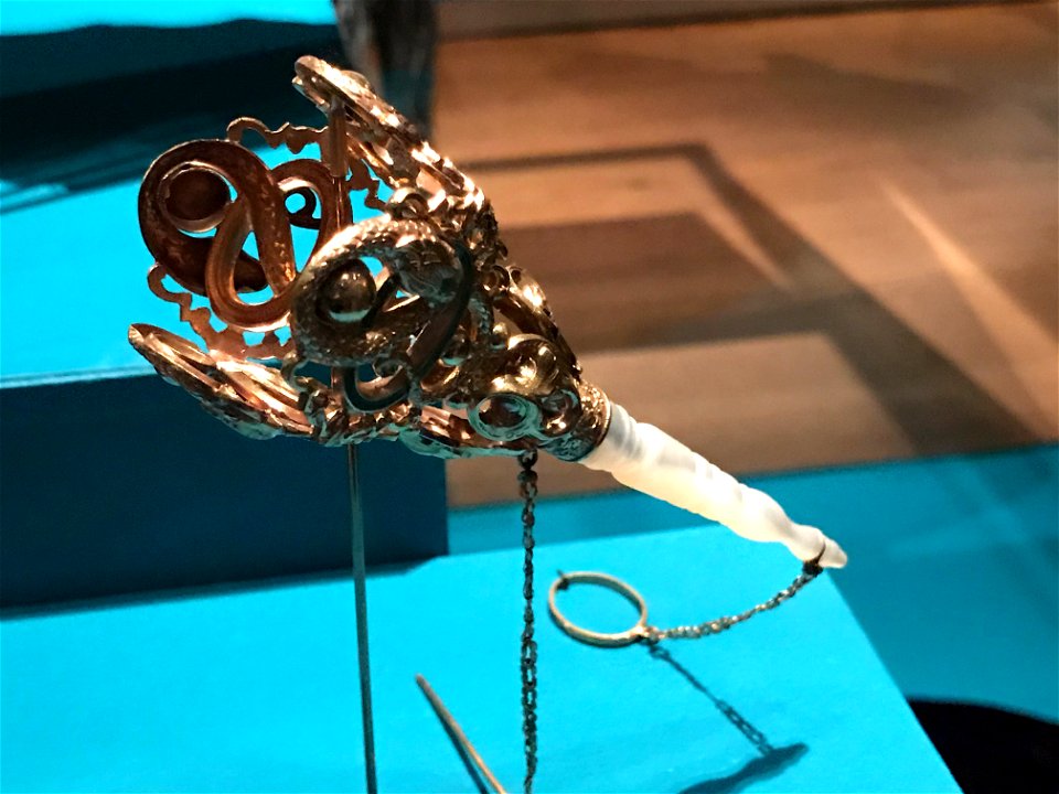 Bouquet Holder with Snakes