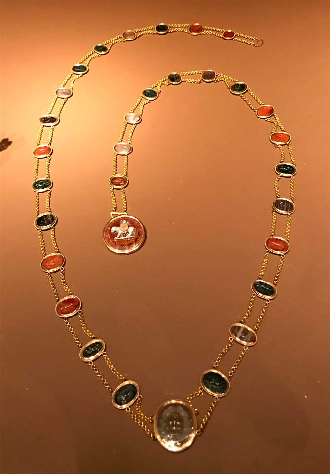 Chain of intaglios