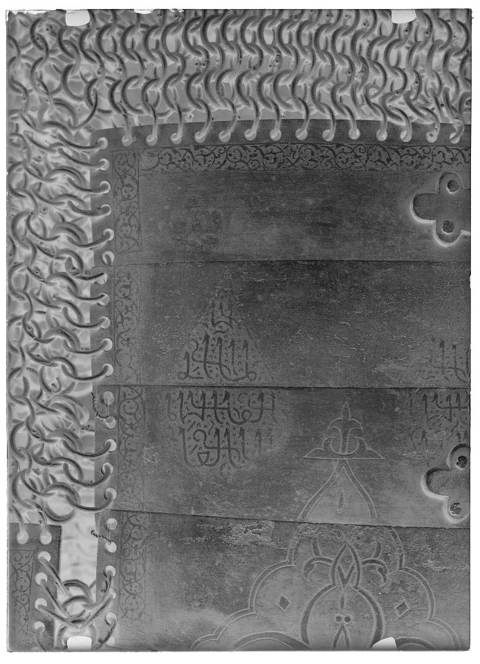 Detalj, brynjerustning, plåtar m text - Livrustkammaren - 60236-negative