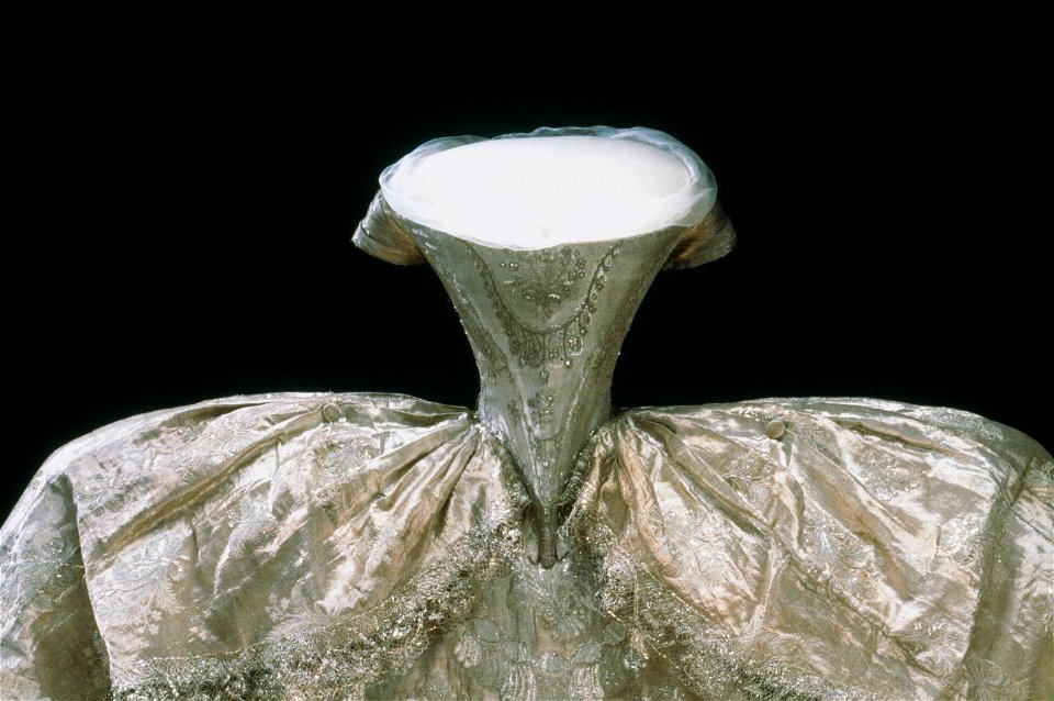 Detalj Hedvig Elisabeth Charlottas brudklänning - Livrustkammaren - 55940