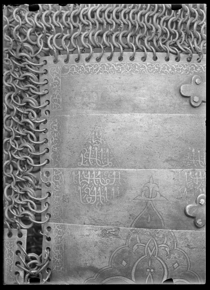 Detalj, brynjerustning, plåtar m text - Livrustkammaren - 60236