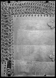 Detalj, brynjerustning, plåtar m text - Livrustkammaren - 60236