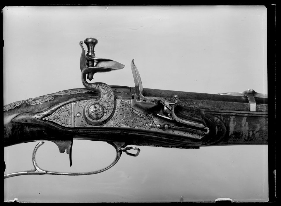 Detalj lås flintlåsbössa - Livrustkammaren - 26330