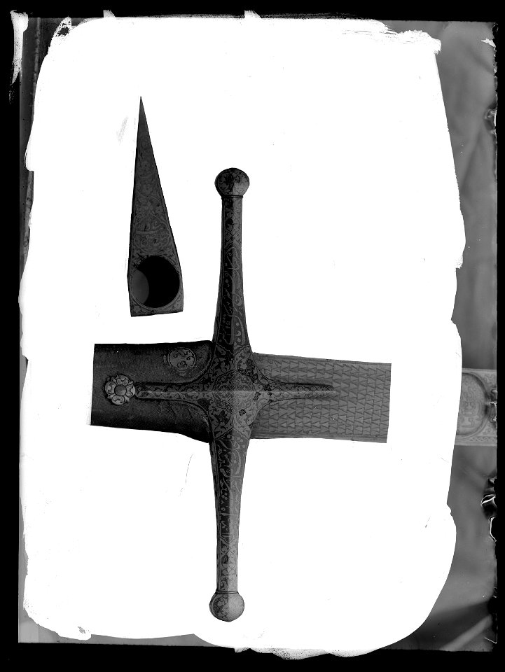 Detalj yxblad ovanifrån, dekor sabelkryss - Livrustkammaren - 8565