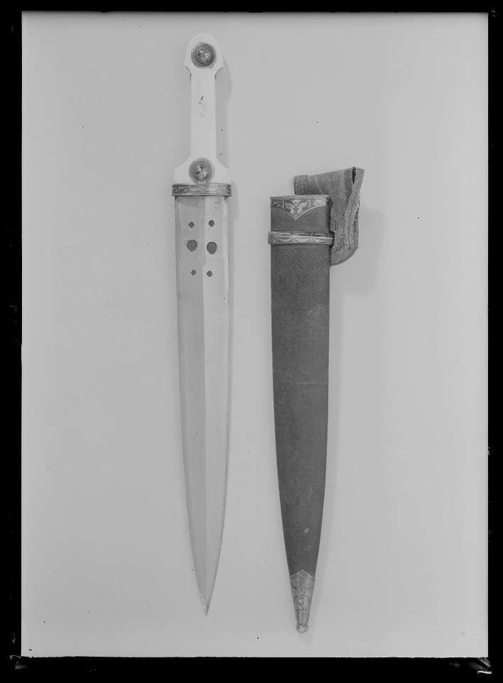 Dolk, kama, Kaukasus, turkiskt kulturområde, 1800-talet. Till utrustning för en tjerkessisk krigare - Livrustkammaren - 36242