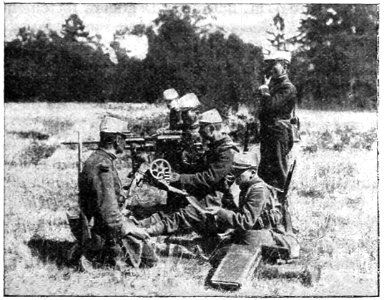 Dictionnaire des termes militaires etc-Mitrailleuse en action- p197a