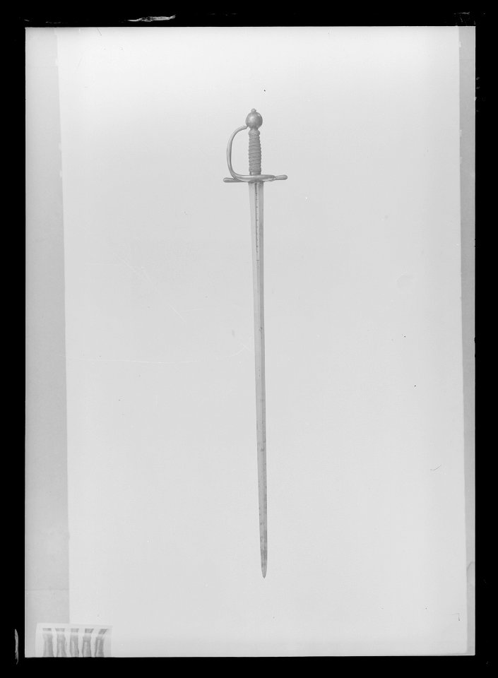 Drabantvärja m: 1693, Sverige, fästet Stockholm, klingan Vira bruk 1693-1703 - Livrustkammaren - 9824