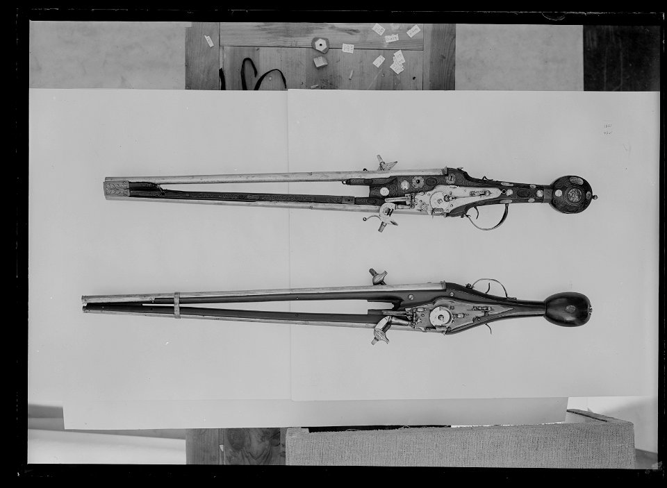 Dubbelpistol med konvergerande pipor och dubbla hjullås, Frankrike ca 1600 - Livrustkammaren - 17691