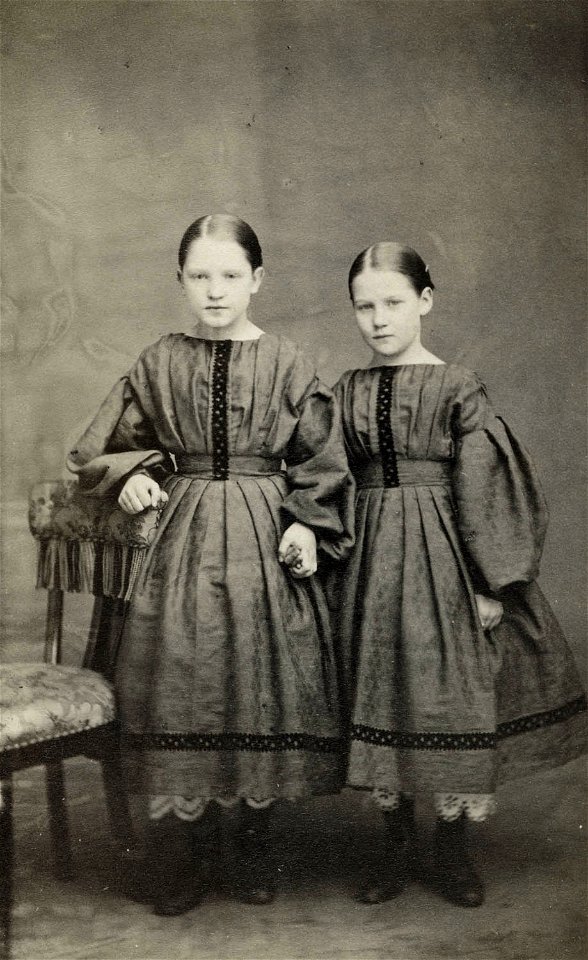 Dubbelporträtt av två flickor, Uppsala, 1860-tal - Nordiska Museet - NMA.0052114 1