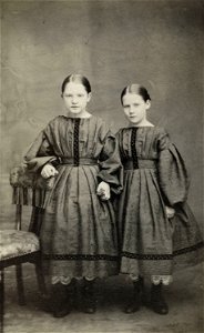 Dubbelporträtt av två flickor, Uppsala, 1860-tal - Nordiska Museet - NMA.0052114 1