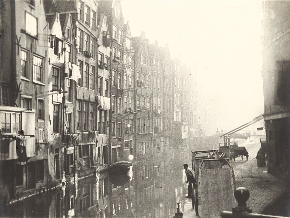 George Hendrik Breitner - Oudezijds Achterburgwal, Amsterdam (Het Kolkje) (cropped)