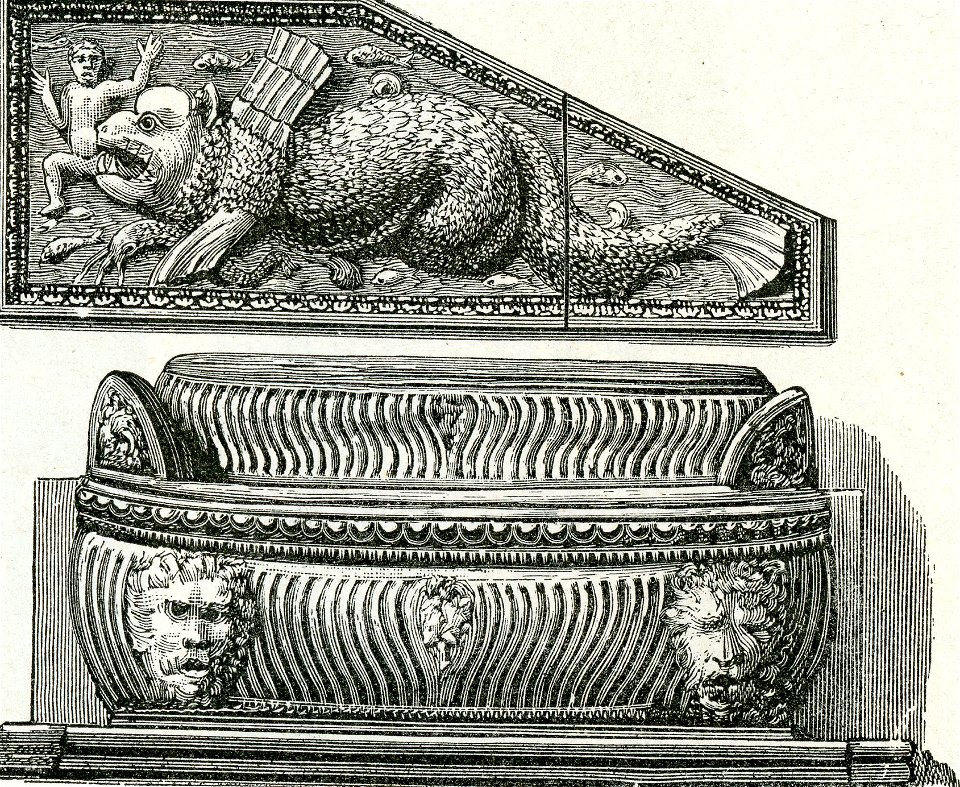 Gaeta sarcofago e scultura sotto l’arco trionfale del campanile della cattedrale