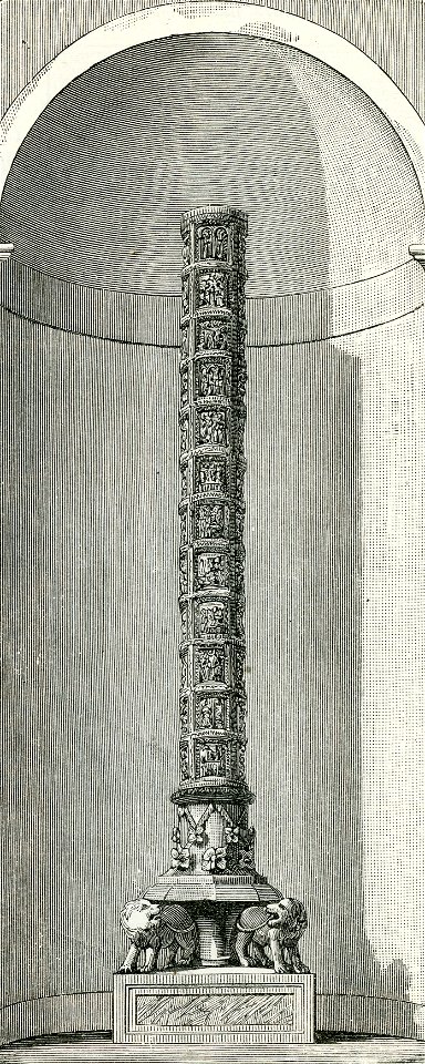 Gaeta colonna marmorea istoriata di fronte alla porta della cattedrale
