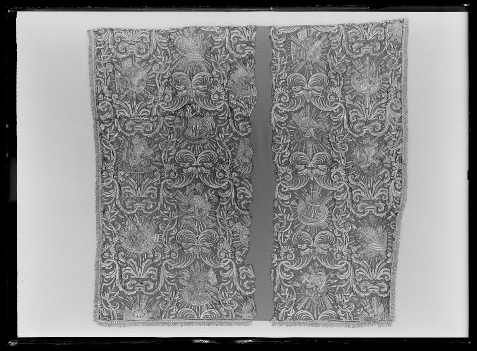 Gardin med trofémotiv ur en serie av sex gardiner till drottning Kristinas kröningskaross, 1650 - Livrustkammaren - 36231