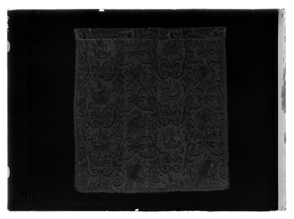 Gardin ur en serie av sex (6000-6005) till drottning Kristinas kröningskaross med trofémotiv, 1650 - Livrustkammaren - 9193-negative