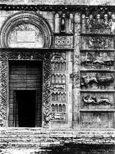 Gebrüder Alinari - Detail der Vorderseite von San Pietro, Spoleto (Zeno Fotografie)
