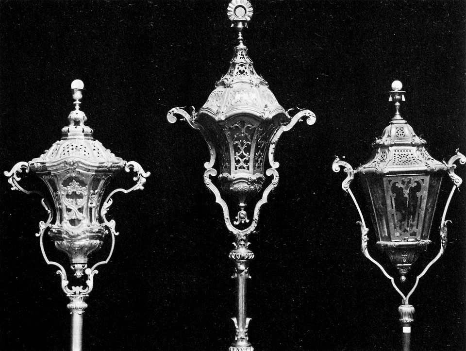 Gebrüder Alinari - Drei Laternen in einer Kunstaustellung der Kirche, Bologna (Zeno Fotografie)