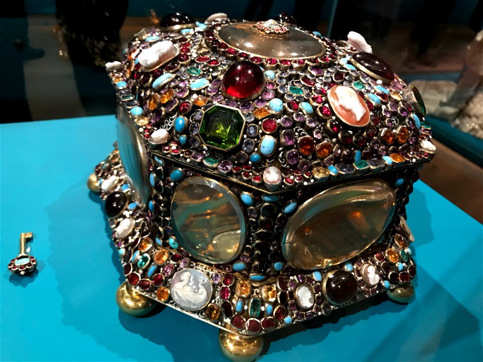 Gem-studded jewelry box (side view)