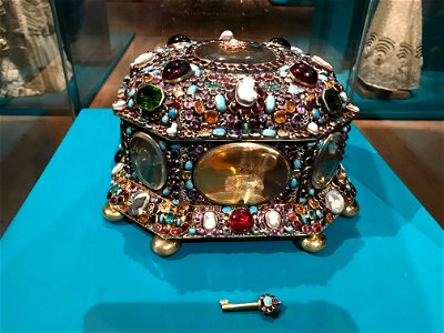Gem-studded jewelry box
