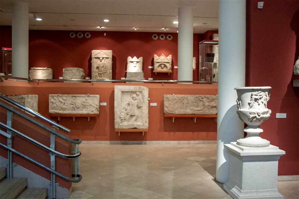 General view of the exhibition of Roman stonework-3