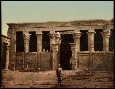 Edfoû. Les colonnes de Pronaos LCCN2017657133
