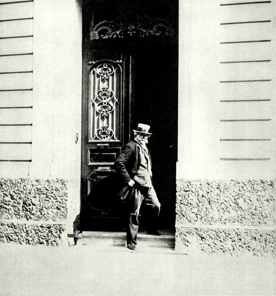 Edmond de Goncourt devant la porte de sa maison