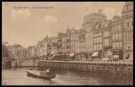 Een motordekschuit in de Schippersgracht met op de achtergrond het Rapenburgerplein, Afb PBKD00165000004