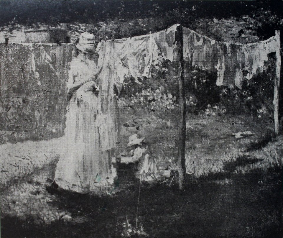 EliseuVisconti-P448-Mãezinha estendendo roupa