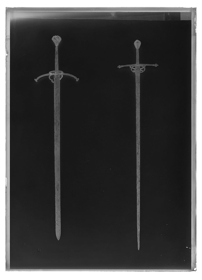En- och enhalvhandssvärd, Tyskland ca 1475-1525, jordfynd - Livrustkammaren - 77507-negative