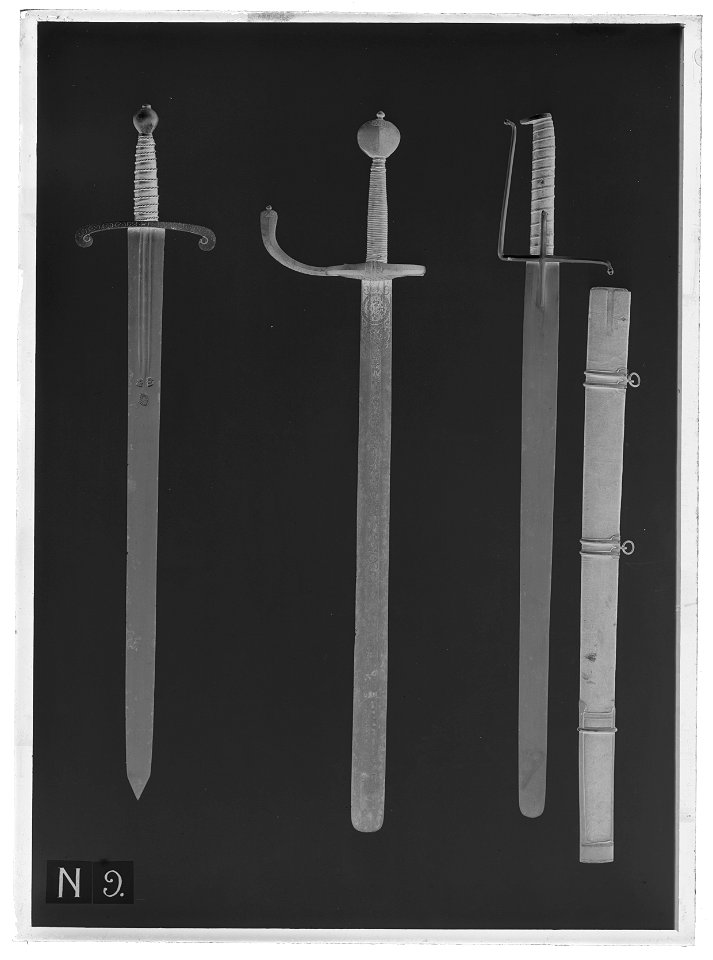 En-och-en-halvhandssvärd, nederländsk-svensk typ, 1620-1640 - Livrustkammaren - 52144-negative