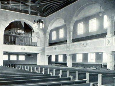 Erlöserkirche Stuttgart, Hauptschiff mit Blick zur Orgelempore und zur Seitenempore mit Fischerbogen (cropped)