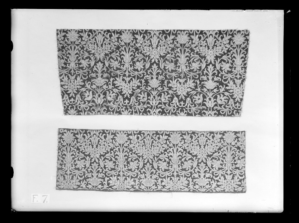 Ett stycke broderad sammet - Livrustkammaren - 26316
