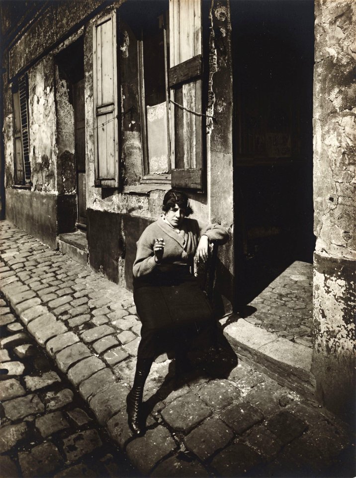 Eugène Atget La Villette fille publique faisant le quart 1921