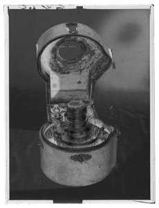 Glasflaska, tillhörande Adolf Fredriks resekök - Livrustkammaren - 71161-negative