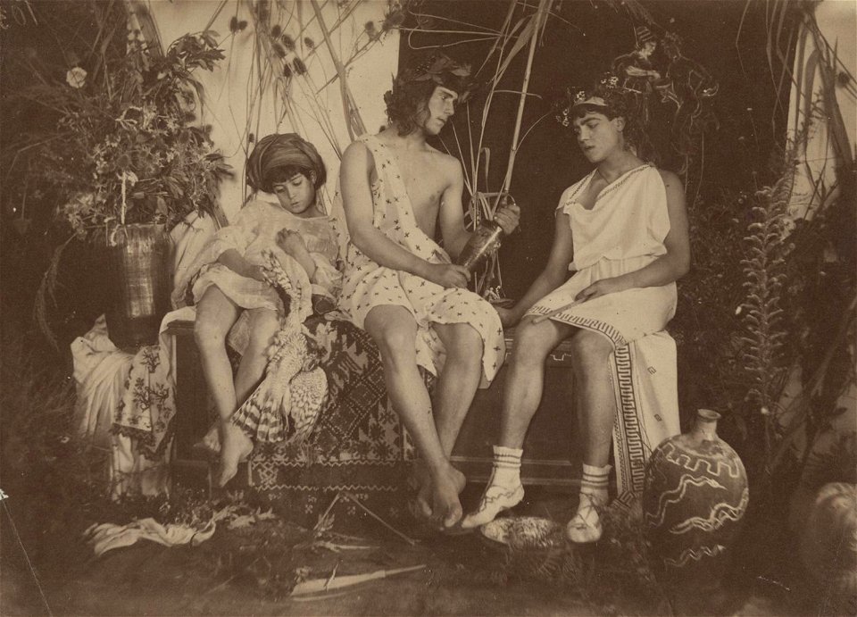 Gloeden, Wilhelm von (1856-1931) - Ragazzi abruzzesi in costume pseudoclassico - Philadelphia Museum of Art - cm 12,5 × 17,5