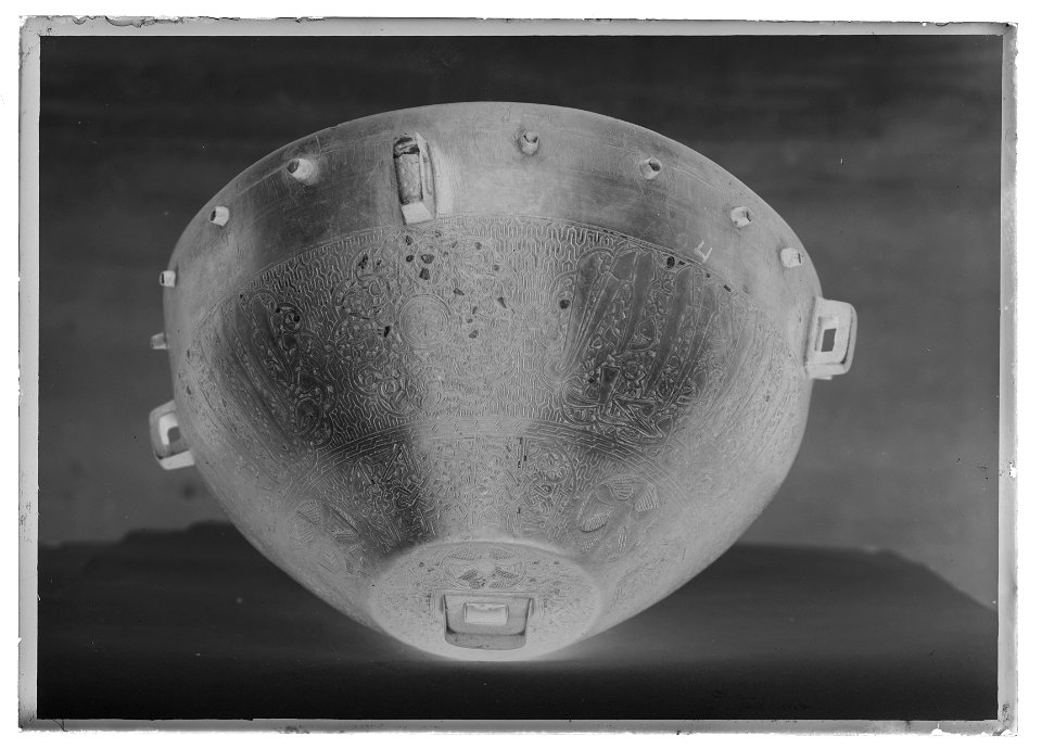 Falkernerarpuka av brons, syrisk-egyptisk, ca 1300, äldsta bevarade exemplaret - Livrustkammaren - 26026-negative