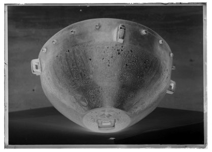 Falkernerarpuka av brons, syrisk-egyptisk, ca 1300, äldsta bevarade exemplaret - Livrustkammaren - 43146-negative