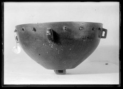 Falkernerarpuka av brons, syrisk-egyptisk, ca 1300, äldsta bevarade exemplaret - Livrustkammaren - 17465