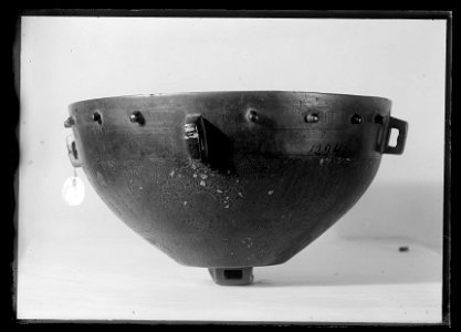 Falkernerarpuka av brons, syrisk-egyptisk, ca 1300, äldsta bevarade exemplaret - Livrustkammaren - 34588