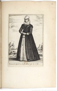 Femme de Zurich en Suiffe allant par la ville