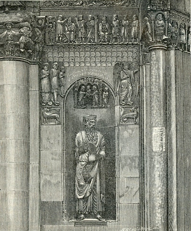 Fidenza Cattedrale una parte delle sculture che ornano la facciata