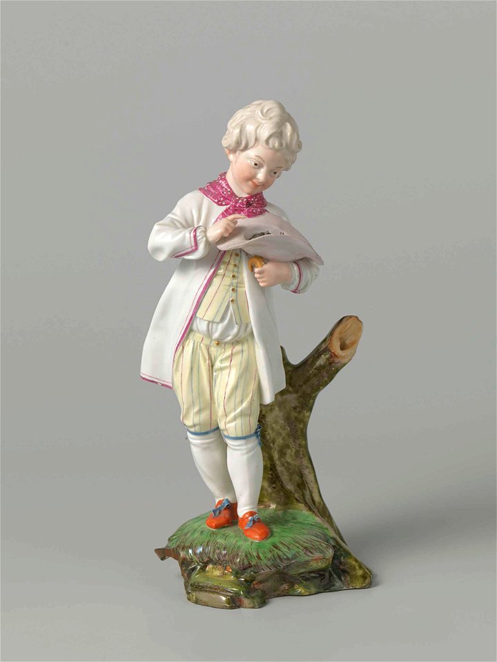 Figuur in de vorm van een jongen met een vogelnest in zijn hoed