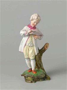 Figuur in de vorm van een jongen met een vogelnest in zijn hoed